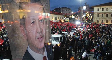 Sivas'ta vatandaşlar meydanlara akın etti