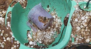 Siverek'te ceviz büyüklüğünde dolu yağdı