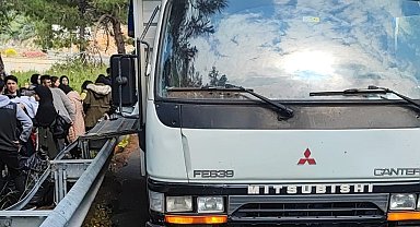 Şoförünün kaçtığı kamyonda 35 düzensiz göçmen yakalandı