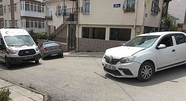 Sokak arasında otomobiller çarpıştı: 1 yaralı