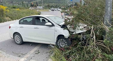 Söke'de lastiği patlayan araç refüjdeki aydınlatma direğine çarparak durabildi