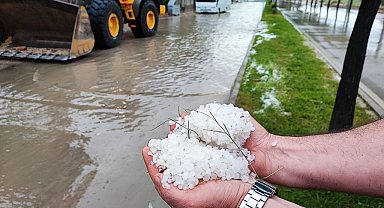 Suluova'da aniden bastıran sağanak ve dolu yolları göle çevirdi