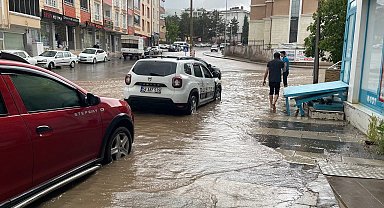 Suşehri'nde yollar göle döndü