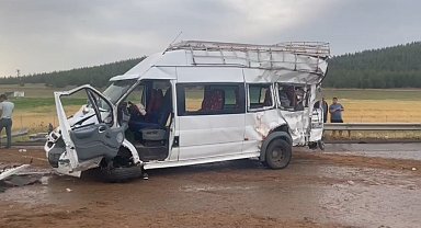 TAG Otoyolu'nda 5 aracın karıştığı kazada ortalık savaş alanına döndü: 2 ölü, 20 yaralı