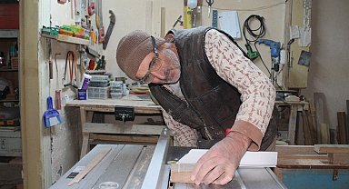 Tahta parçaları emekli Edebiyat öğretmeninin elinde şekilleniyor