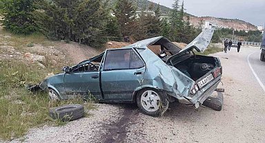 Takla atan otomobil metal yığınına döndü: 2 yaralı