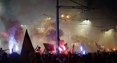 Taksim sarı-kırmızıya büründü