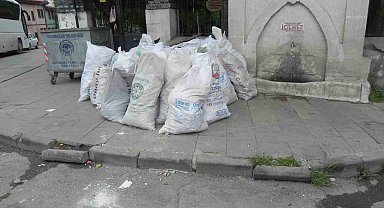 Tarihi bölgenin kaldırımında günlerce bekleyen moloz yığınları