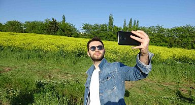 Tarla adeta sarıya boyandı, görsel şölen oluşturdu