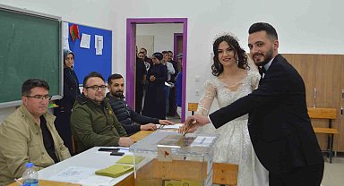 Tavşanlı'da gelinle damat oy kullanıp düğüne geçtiler