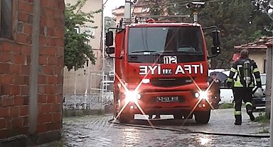 Tavşanlı'da yıldırım düşen evin çatısında yangın çıktı