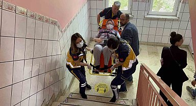 Tedavi gördüğü hastaneden ambulansla oy kullanmaya geldi