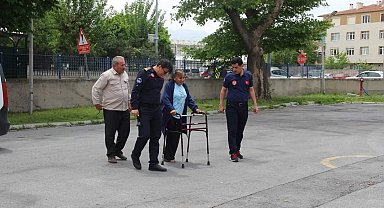 Tek ayakları ile kendilerini kurtaran ekipleri ziyaret ettiler