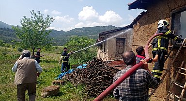 Tek katlı ahşap ev çıkan yangında ev kullanılamaz hale geldi