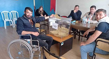 Tekerlekli sandalye ile sandık başına geldi
