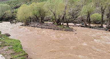 Tekman'da sağanak yağış derelerin taşmasına neden oldu