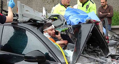 TEM'de feci kaza: Otomobil paramparça oldu, sıkışan sürücü dakikalarca telefonda konuştu