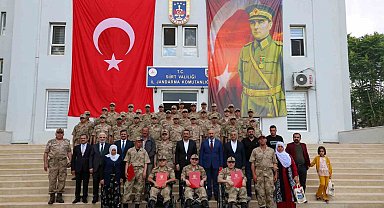 Temsili askerlik yapan engelliler, yemin ederek terhis oldu