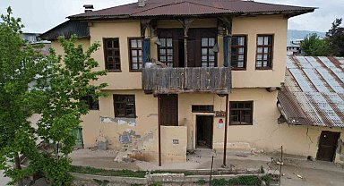 Tescilli asırlık konak da depremde zarar gördü