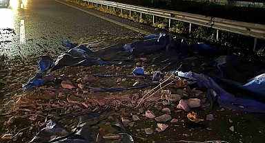 Tır köprüye çarptı, 8 araç hasar gördü