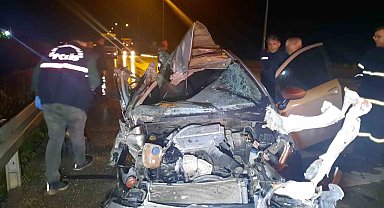 Tıra arkadan çarpan otomobilin sürücüsü yaralı arkadaşlarını bırakıp kaçtı