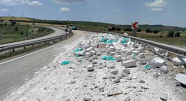 Tırdan dökülen inşaat malzemeleri yola saçıldı