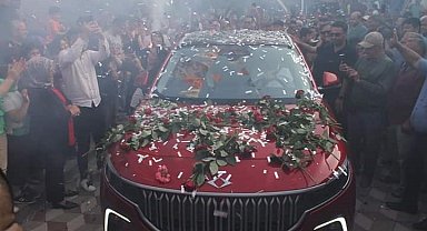 Togg, Sarıgöl'de konfeti ve çiçeklerle karşılandı