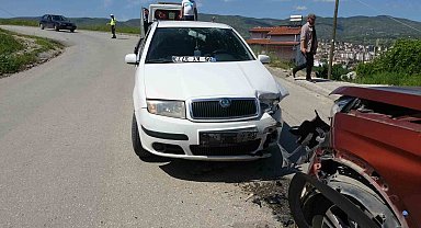 Tokat'ta otomobiller kafa kafaya çarpıştı: 2'si çocuk 5 yaralı