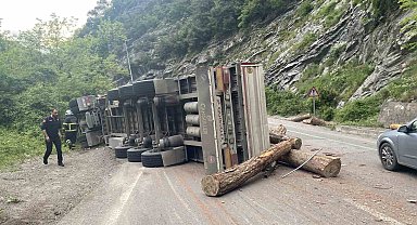 Tomruk yüklü tır devrildi, sürücüsü ağır yaralandı