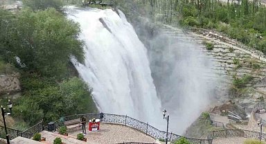Tortum Şelalesi coştu