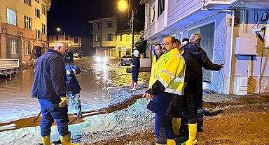 Tosya Belediyesi selin vurduğu cadde ve sokakları tazyikli suyla yıkıyor