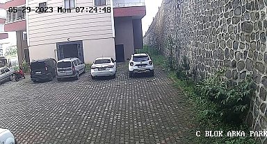 Trabzon'da bir sitenin istinat duvarı böyle çöktü, o anlar güvenlik kamerasına yansıdı