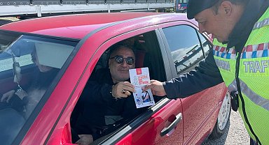 Trafik jandarması hem denetledi hem bilgilendirdi