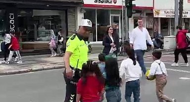 Trafik polisi trafiği kesti, çocukları karşıdan karşıya geçirdi