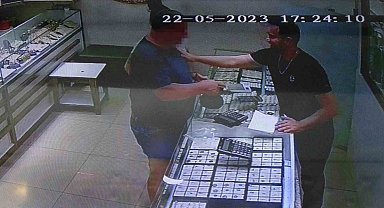 Turiste 5 gram yerine 50 gram altın verdiğini fark etti, soluğu polis merkezinde aldı