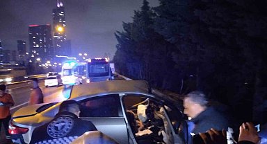 Ümraniye'de aşırı hızlı araç bariyerlere ve yol kenarındaki minibüse çarptı: 1 ölü, 2 yaralı