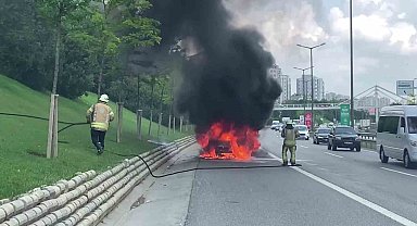 Ümraniye'de otomobil alev alev yandı
