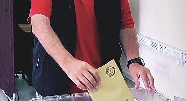 Ünlü komedyen Ata Demirer, Cumhurbaşkanlığı seçimi için Bozcaada'da oyunu kullandı