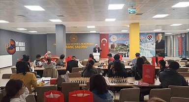 Usta satranççılar hamlelerini şampiyonluk için yapıyor