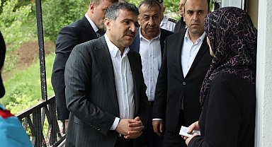 Vali Atay, aileleri evinde ziyaret ediyor