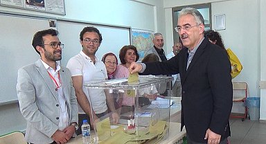 Vali Erol Ayyıldız sandık başına gitti