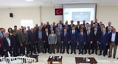 Vali Mete Buhara, Akçakent ve Çiçekdağı'nda muhtarları dinledi