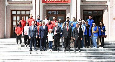 Vali Tavlı, şampiyon sporcu ve gönüllü gençlerle bir araya geldi