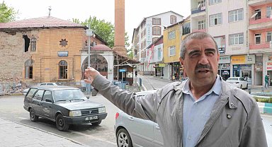 Vatandaşlar, depremde zarar gören caminin yıkılıp yeniden yapılmasını istedi