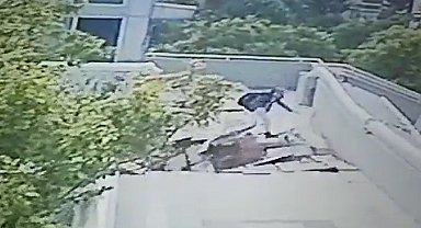 Vincin çarptığı üst geçitteki çocuğun düştüğü anlar kamerada