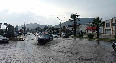 Yağış yolu kapattı, araç ve konteynerleri sürükledi