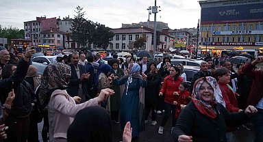 Yağmur altında Cumhurbaşkanı Erdoğan'ın zaferini kutladılar