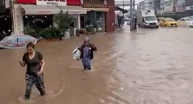 Yağmur İzmir Çiğli'yi vurdu, vatandaşlar dizine kadar sularda yürüdü
