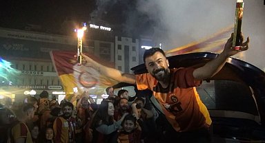 Yağmur yağışı altında Galatasaray coşkusu