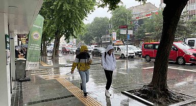 Yağmura hazırlıksız yakalanan vatandaşlar ıslanmaktan kaçamadı